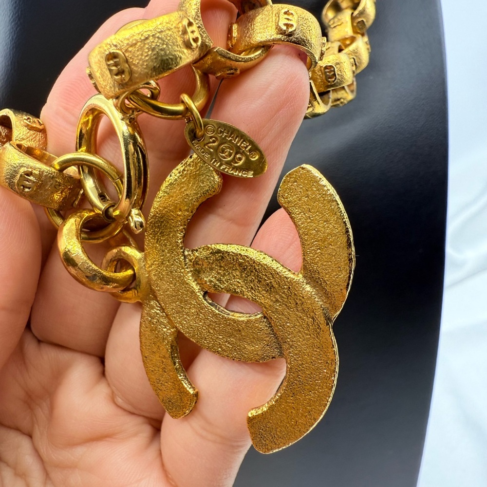 CHANEL Vintage Gold CC Chain Link Pendant Necklace - Picture 3 of 13